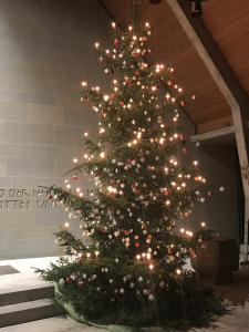 Weihnachtsbaum in der Stephanuskirche Spiegel