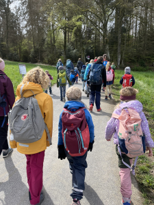 Aus bemalten Steinen gelegte Spirale